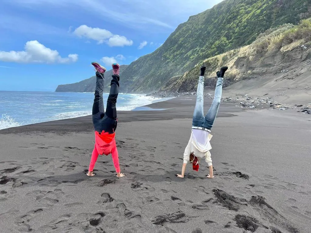 Bettina Zwickler in einer Wüstenlandschaft auf einer Wanderung