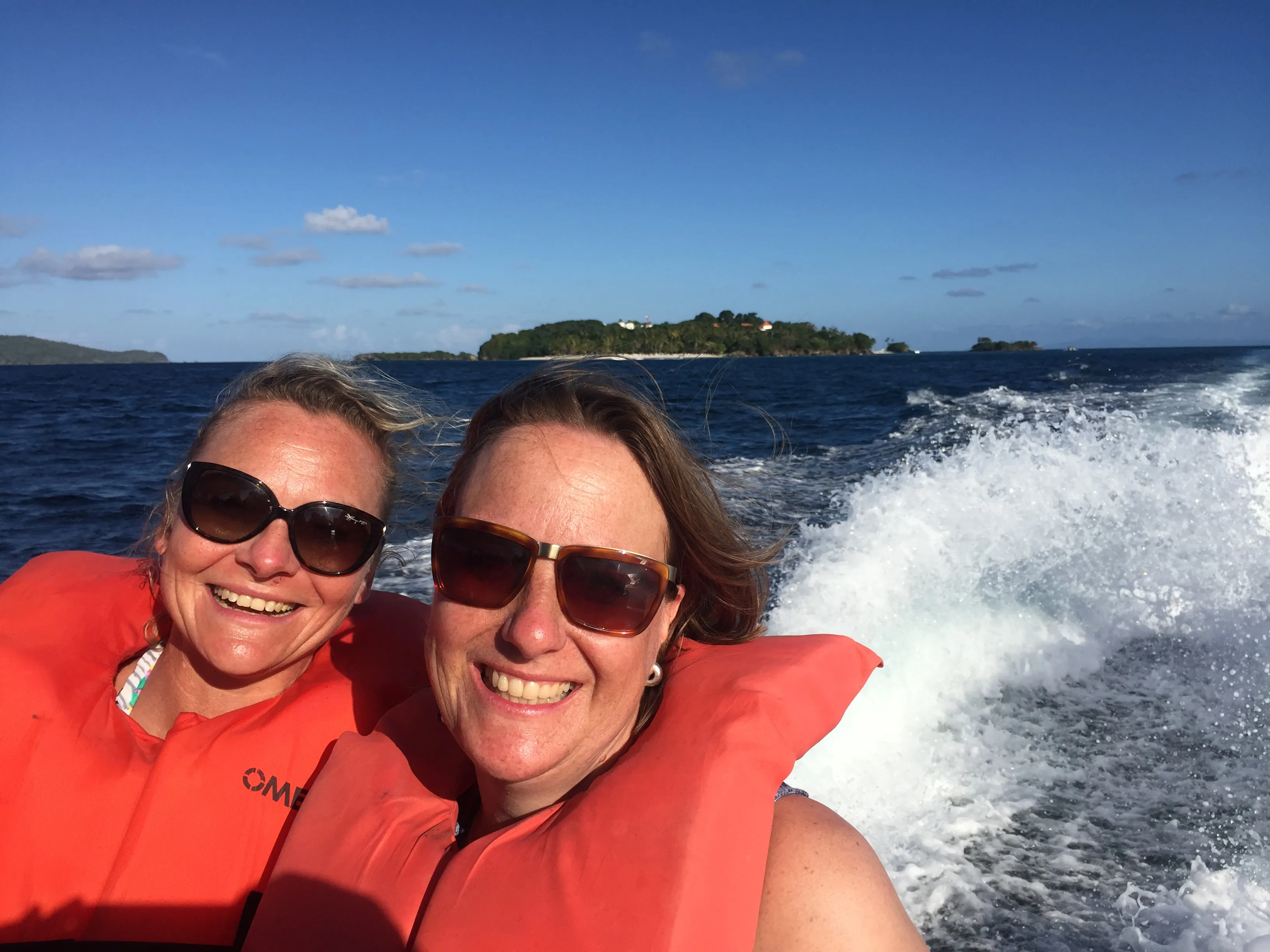 Zwei Frauen mit Schwimmweste auf dem Meer