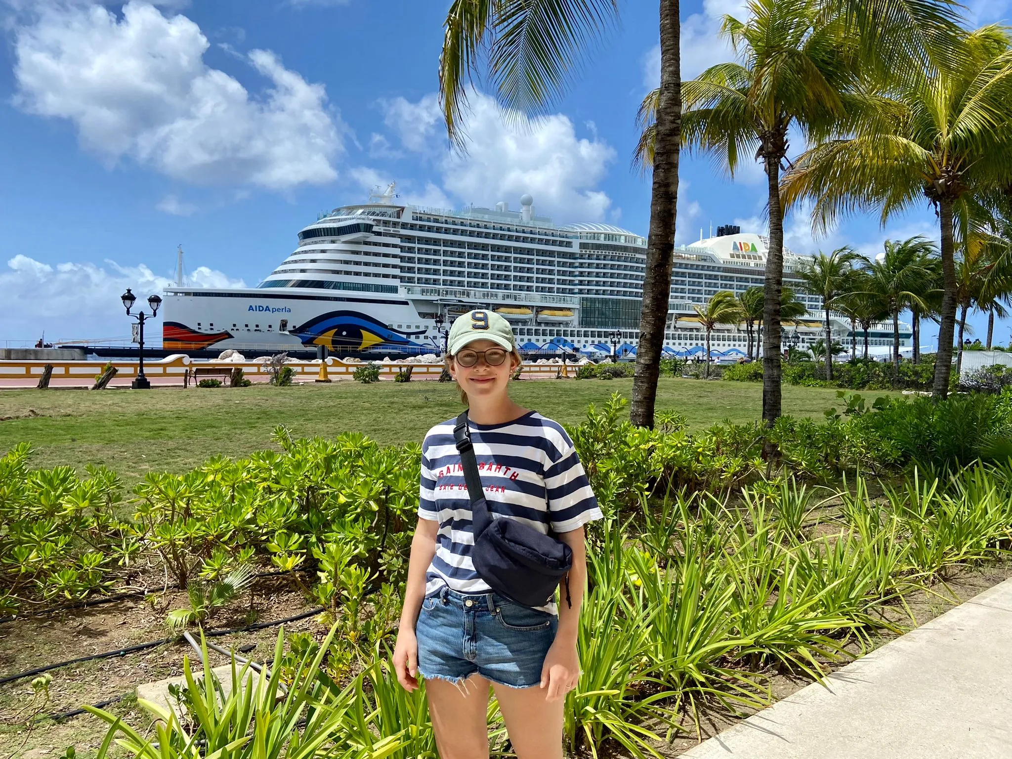 Frau fotografiert eine Giraffe