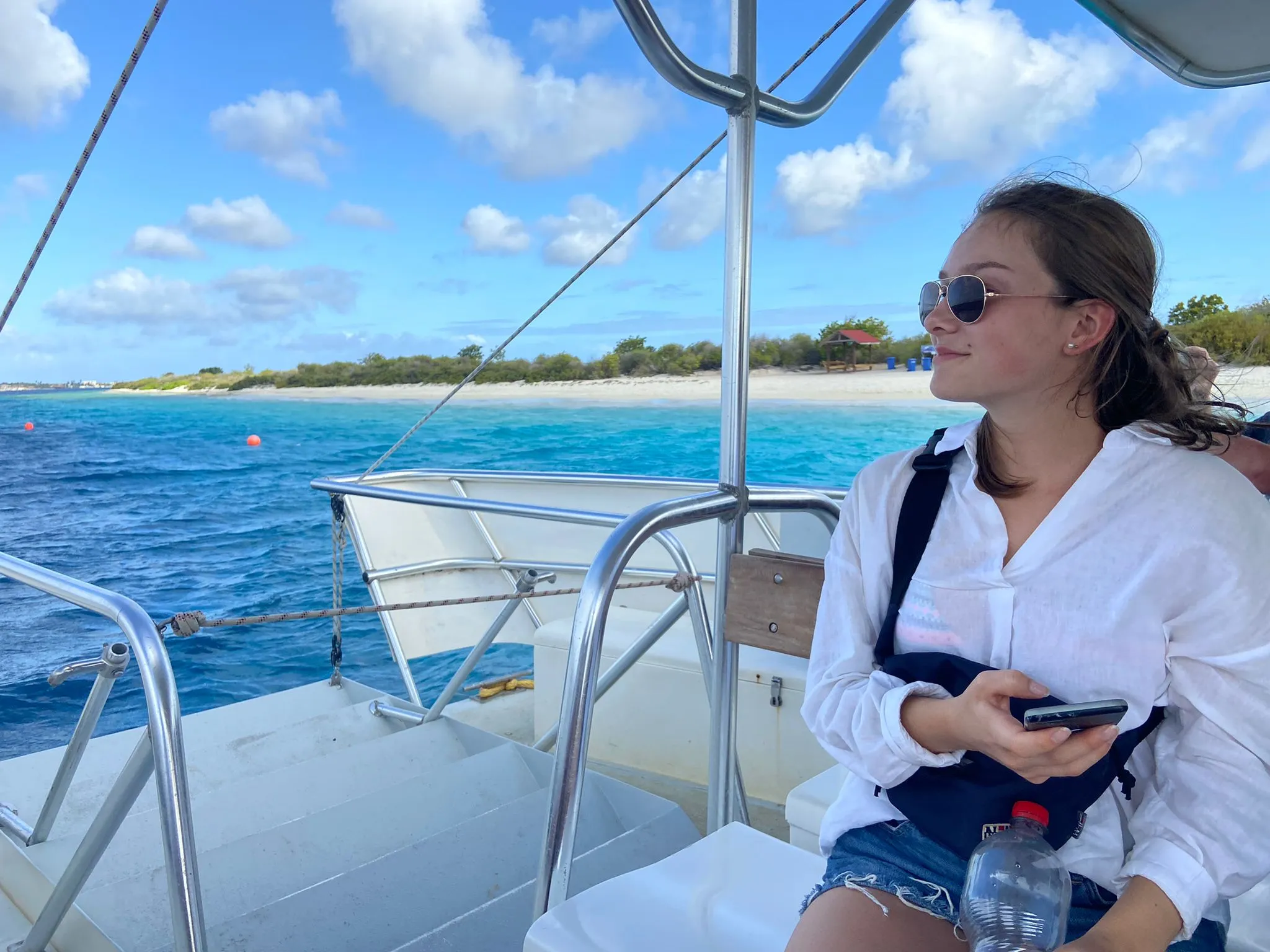 Junge Frau an Bord eines Schiffes