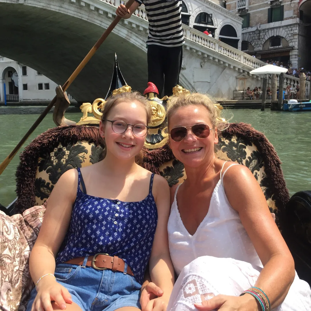 Zwei Frauen sitzen in einer Gondel in Venedig