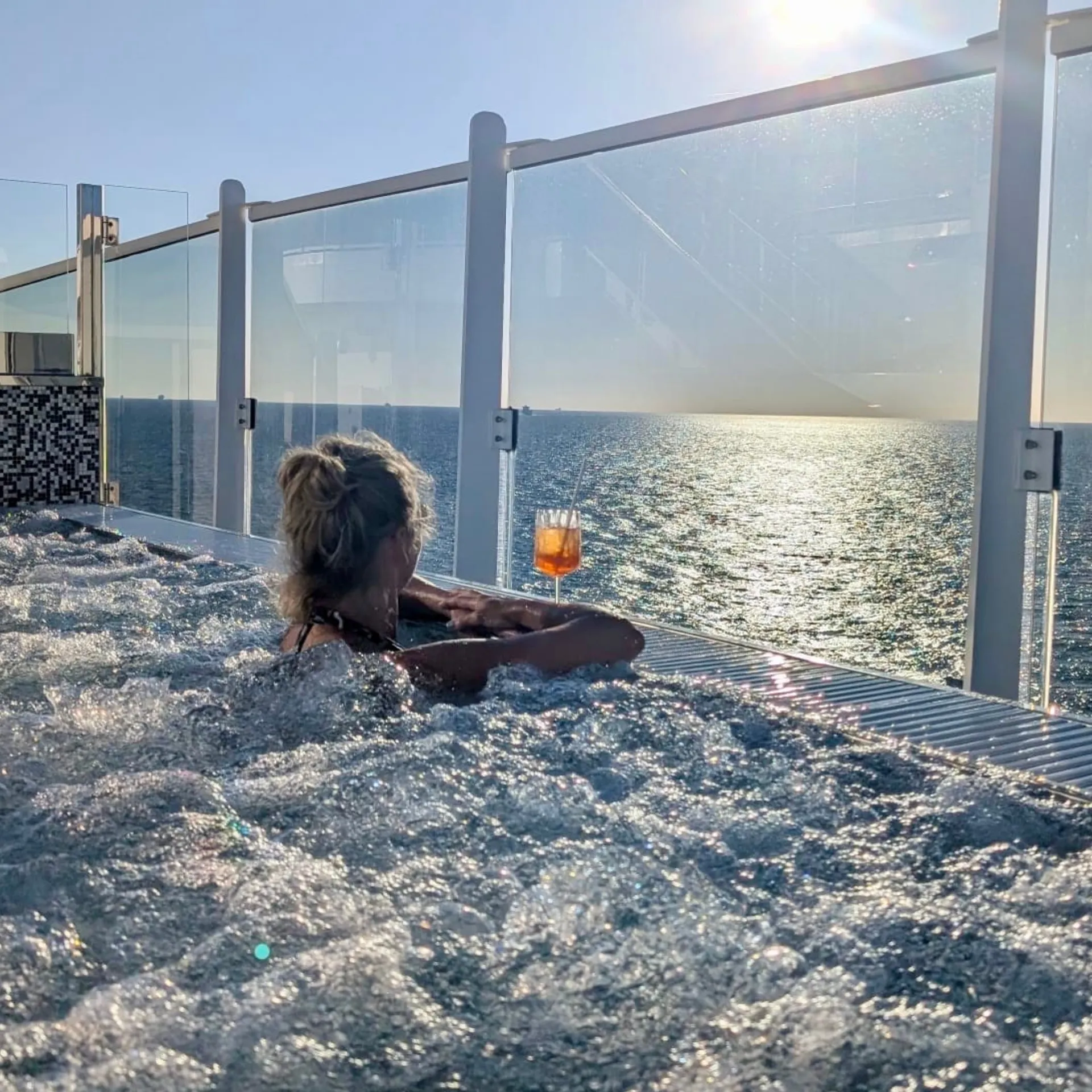 Bettina Zwickler vor einer Straußenfarm