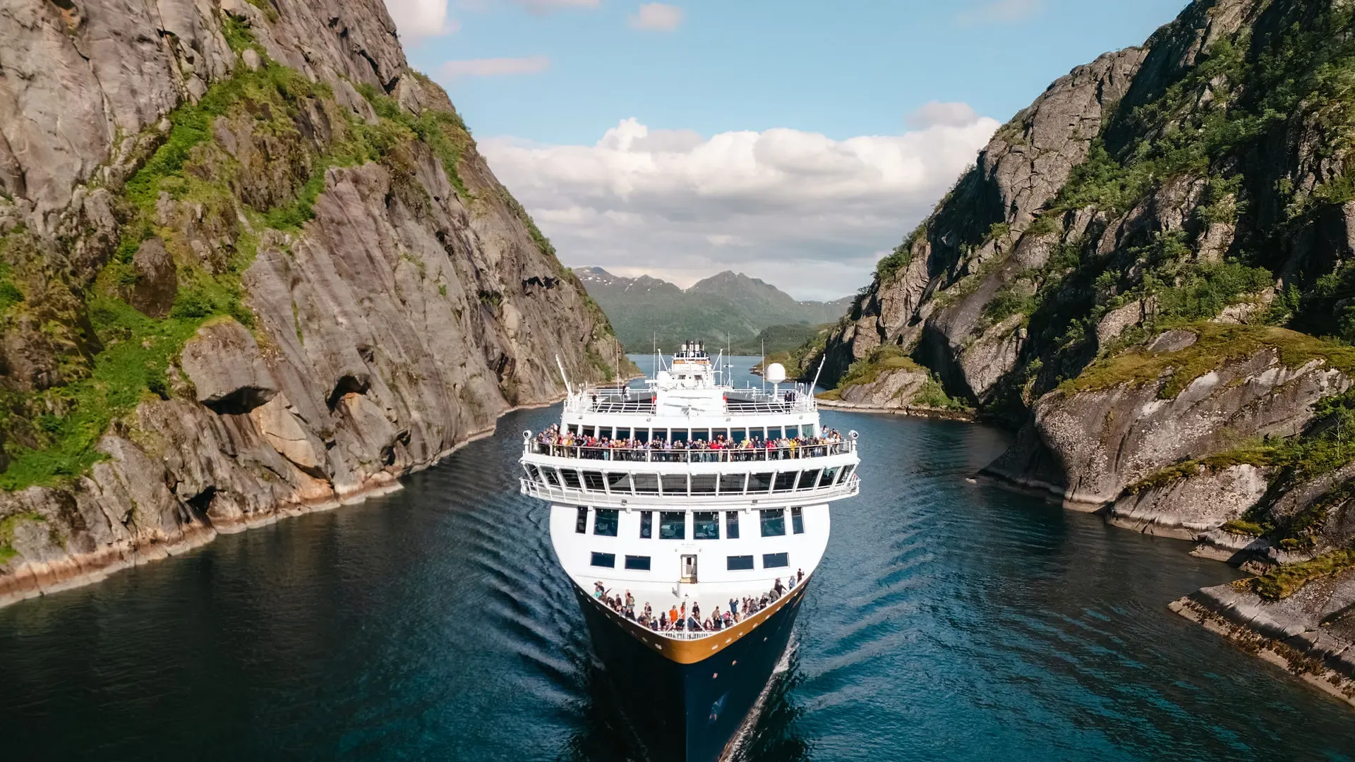Frauen mit Gläser auf einem Schiff