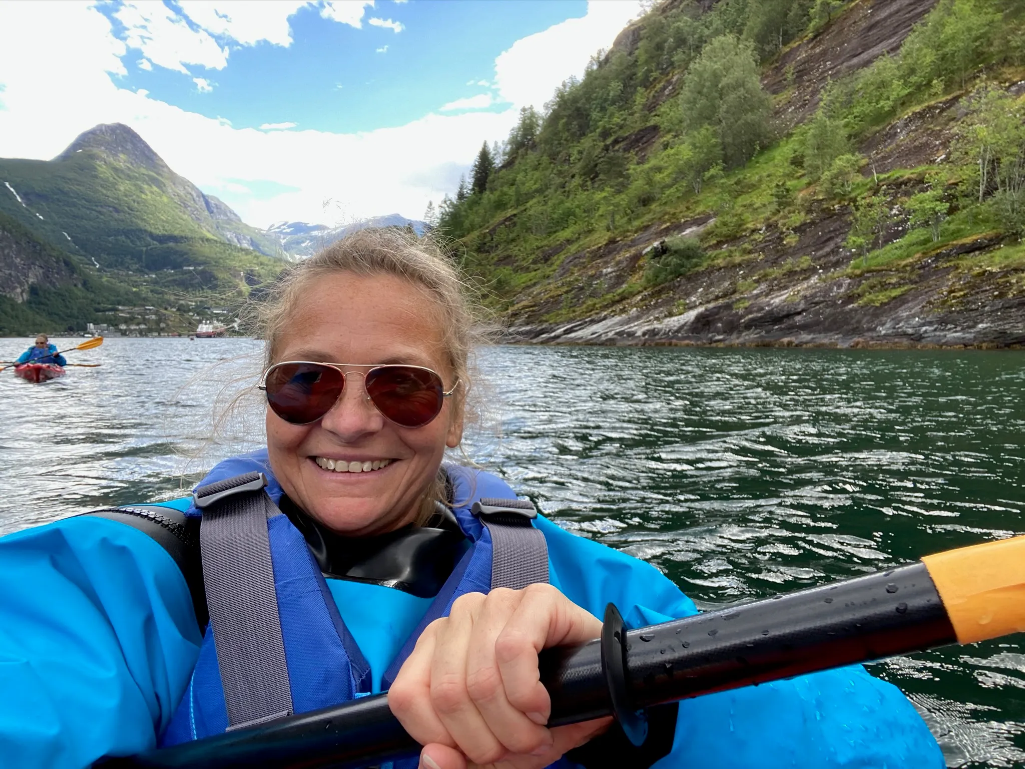 Frau im Kayak auf dem Wasser