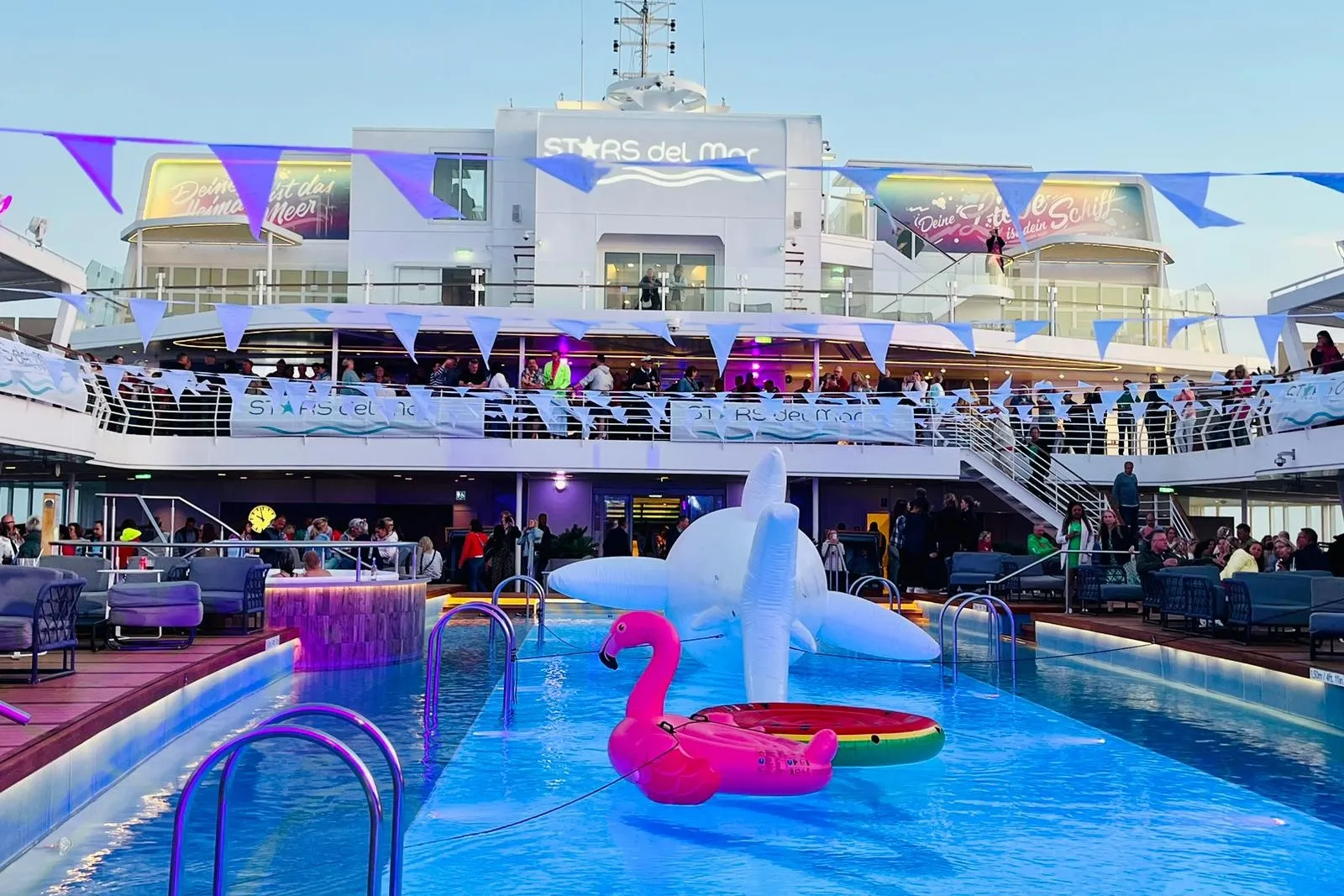 Ein aufblasbarer Flamingo schwimmt im Pool auf einem Kreuzfahrtschiff