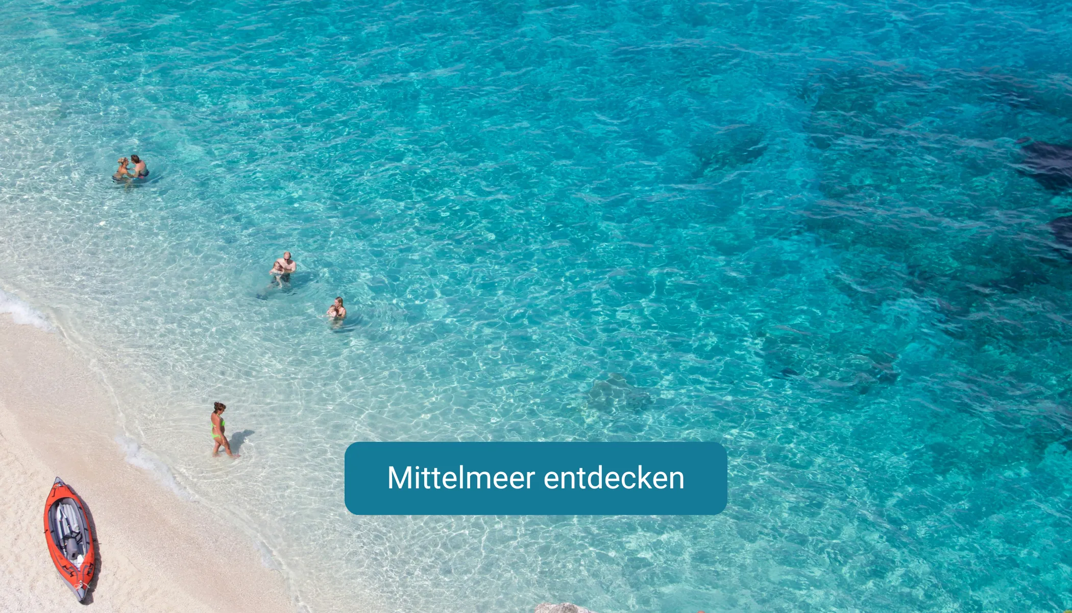 Mehrere Personen im türkisfarbenem Wasser